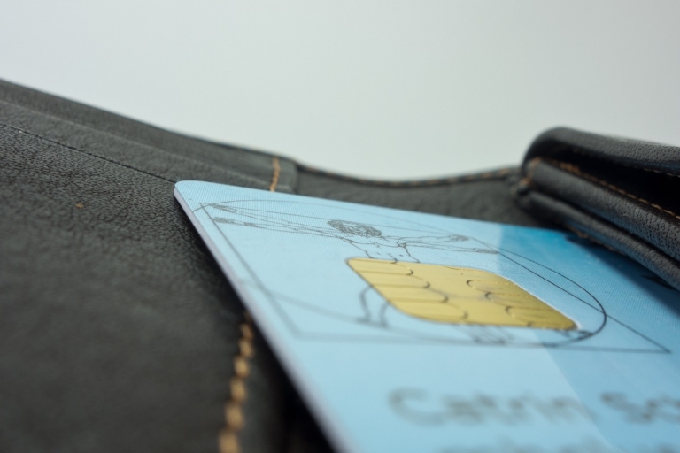 Hände halten Reisepass und Unterlagen auf einem Schreibtisch als Sinnbild für die Vorbereitung einer Auslandskrankenversicherung – Foto: blickpixel / Pixabay