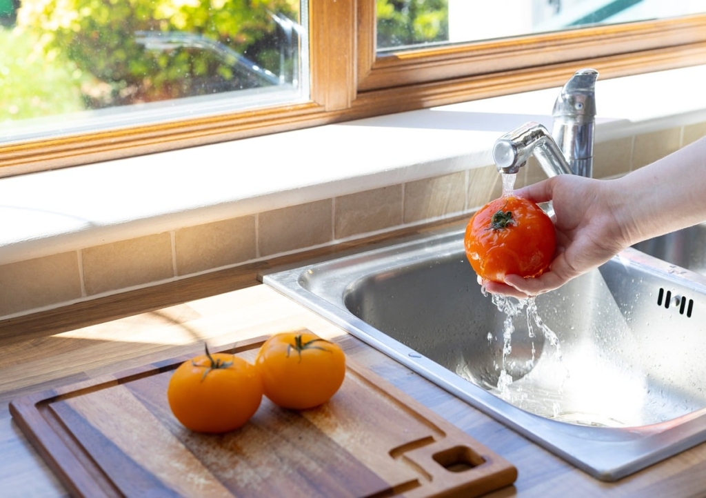Hände waschen frisches Gemüse unter fließendem Wasser, um das Risiko einer Infektion mit Listerien zu senken – Foto: Irynkaa / Pixabay