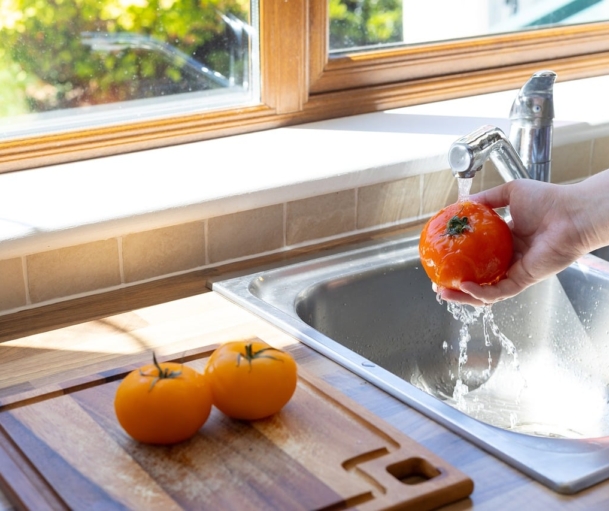 Hände waschen frisches Gemüse unter fließendem Wasser, um das Risiko einer Infektion mit Listerien zu senken – Foto: Irynkaa / Pixabay