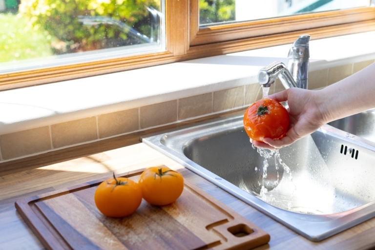 Hände waschen frisches Gemüse unter fließendem Wasser, um das Risiko einer Infektion mit Listerien zu senken – Foto: Irynkaa / Pixabay