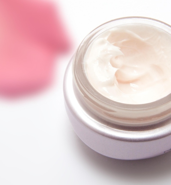 Hände tragen Creme aus einem unbeschrifteten Tiegel auf, passend zum Trend um NIVEA Quartalszahlen und wachsende Hautpflegemarken – Foto: stux / Pixabay
