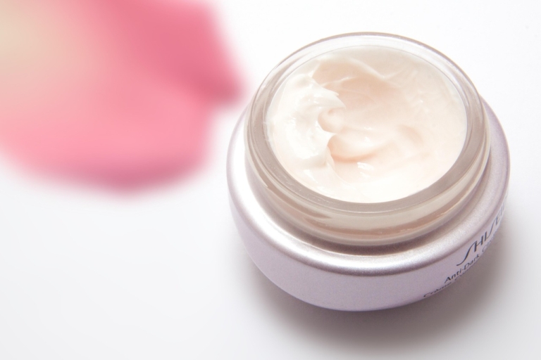 Hände tragen Creme aus einem unbeschrifteten Tiegel auf, passend zum Trend um NIVEA Quartalszahlen und wachsende Hautpflegemarken – Foto: stux / Pixabay