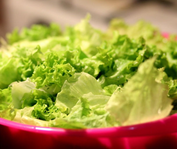 Hände bereiten einen frischen Salat zu, der mit dem Ozempic-Salat-Trend in Verbindung gebracht wird – Foto: Pexels / Pixabay