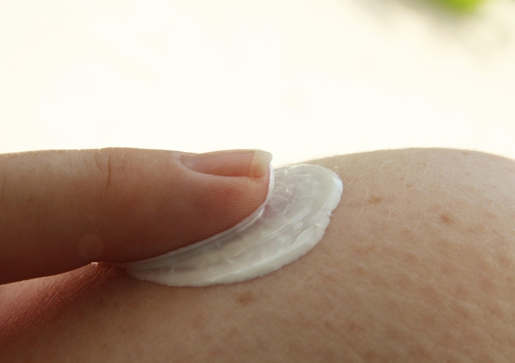 Hände tragen Sonnencreme auf die Haut auf, ein Symbolbild für richtigen Sonnenschutz im Sommer – Foto: chezbeate / Pixabay