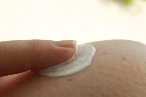 Hände tragen Sonnencreme auf die Haut auf, ein Symbolbild für richtigen Sonnenschutz im Sommer – Foto: chezbeate / Pixabay