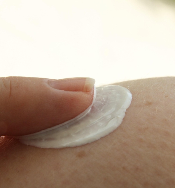 Hände tragen Sonnencreme auf die Haut auf, ein Symbolbild für richtigen Sonnenschutz im Sommer – Foto: chezbeate / Pixabay