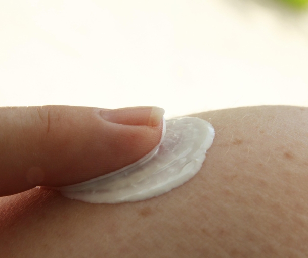Hände tragen Sonnencreme auf die Haut auf, ein Symbolbild für richtigen Sonnenschutz im Sommer – Foto: chezbeate / Pixabay