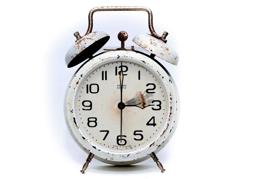 Eine analoge Wanduhr kurz vor der Zeitumstellung 2026, symbolisch für die Umstellung auf die Winterzeit – Foto: PIRO4D / Pixabay