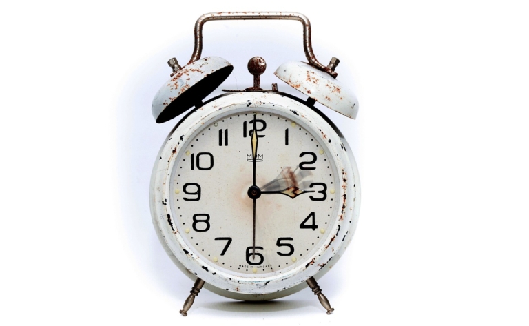Eine analoge Wanduhr kurz vor der Zeitumstellung 2026, symbolisch für die Umstellung auf die Winterzeit – Foto: PIRO4D / Pixabay